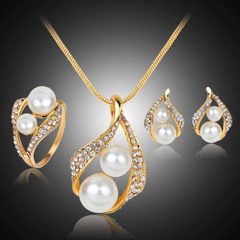 Gold style Necklace Three-piece Set with matching earrings