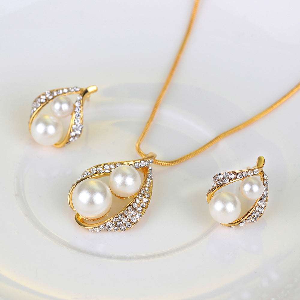 Gold style Necklace Three-piece Set with matching earrings