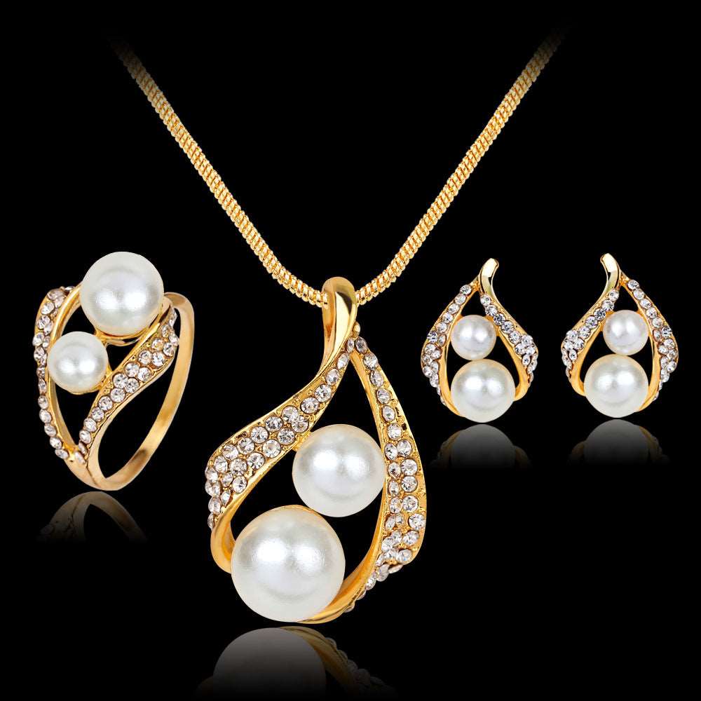 Gold style Necklace Three-piece Set with matching earrings