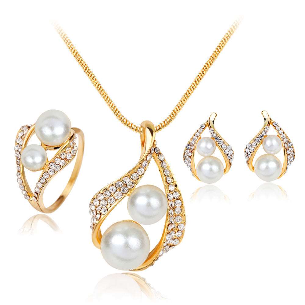Gold style Necklace Three-piece Set with matching earrings